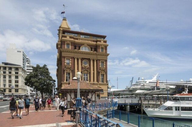 Spacious Harbourside Luxury in an Iconic Building