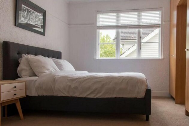 Stylish 2 Bed Art Deco Apartment
