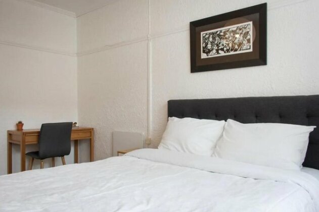Stylish 2 Bed Art Deco Apartment - Photo2