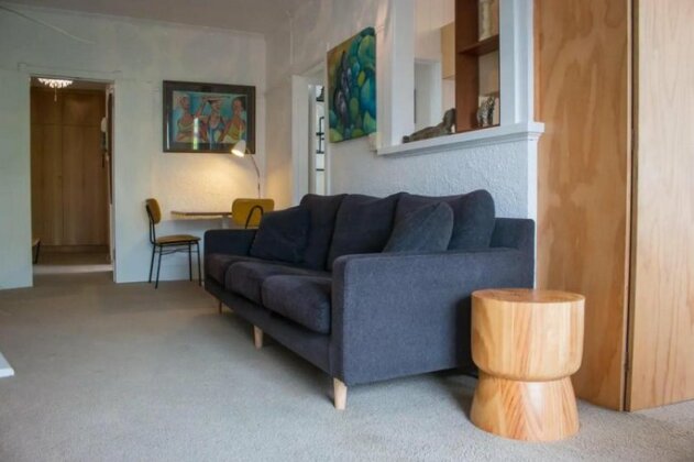 Stylish 2 Bed Art Deco Apartment - Photo4