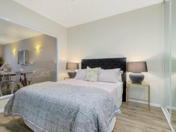 Stylish Apartment Near Entertainment District - Photo4