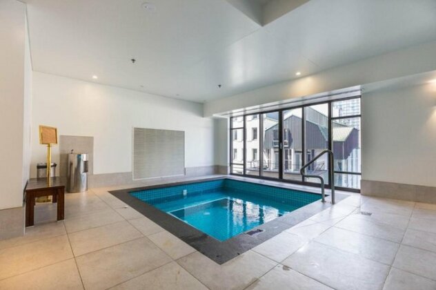 Stylish Central City Apartment with Pool and Gym - Photo3