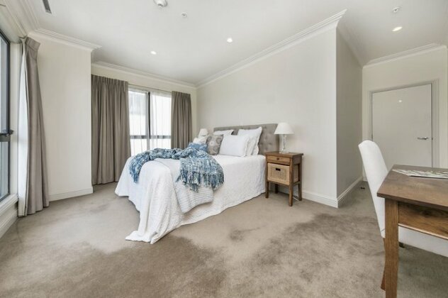 Stylish Penthouse with Sea & City Views - Photo3