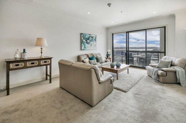 Stylish Penthouse with Sea & City Views - Photo5