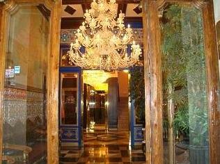 The Red Monkey Travellers' Lodge - Photo4