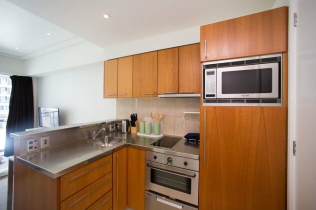 Trendy Waterfront Viaduct Apartment - Photo3