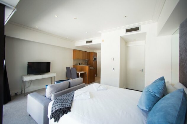 Trendy Waterfront Viaduct Apartment - Photo4
