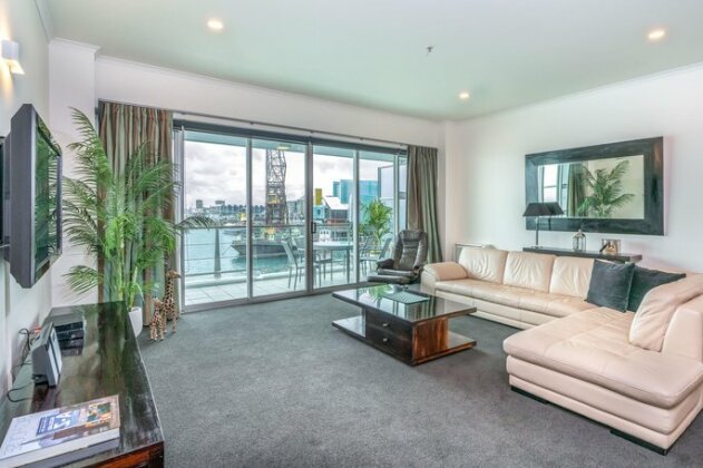 Waterfront Apartment in Princes Wharf - Photo2
