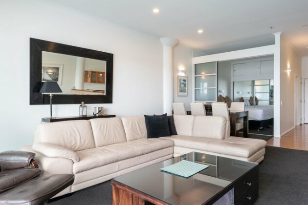 Waterfront Apartment in Princes Wharf - Photo4
