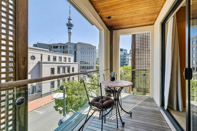 Zodiak's Spacious One Bedroom Apartment - Photo2