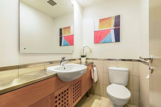 Zodiak's Spacious One Bedroom Apartment - Photo3