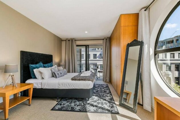 Zodiak's Spacious One Bedroom Apartment - Photo4