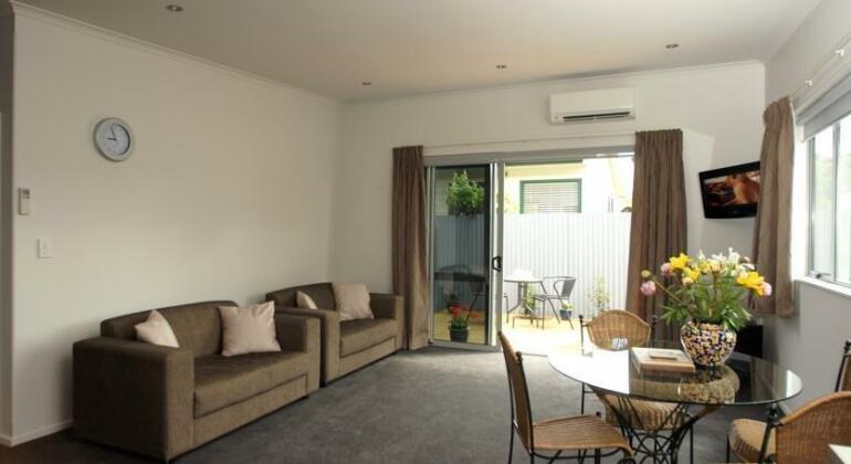 Two Tree Lodge - Photo3