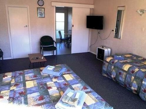 Cambrian Lodge Motel - Photo3