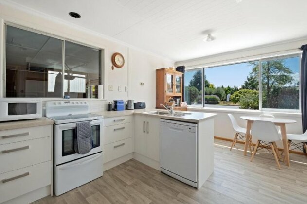 Getaway on the Green - Cromwell Holiday Home - Photo3