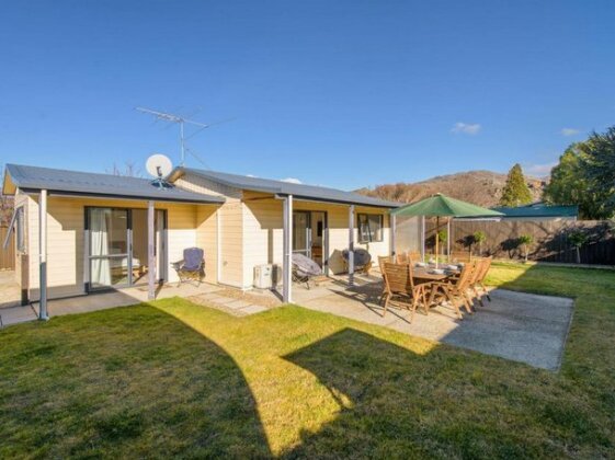 Sun Soaked Escape - Cromwell Holiday Home