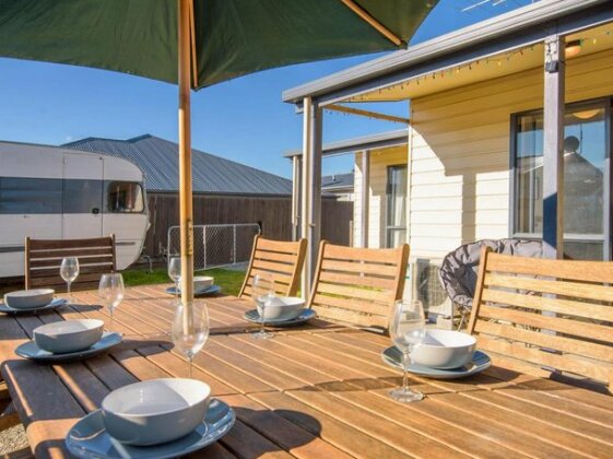 Sun Soaked Escape - Cromwell Holiday Home - Photo3
