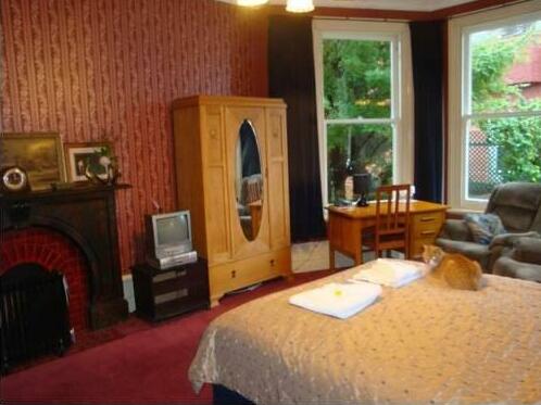 Hulmes Court Bed And Breakfast - Photo4