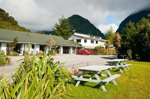 Glacier Gateway Motor Lodge