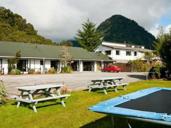 Glacier Gateway Motor Lodge - Photo2