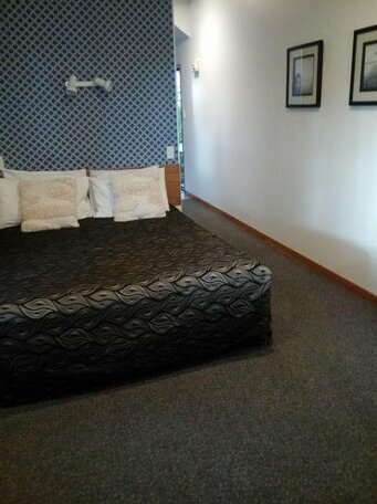 Four Peaks Motel - Photo2