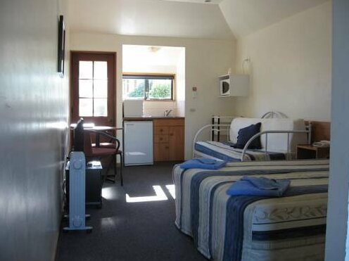 Four Peaks Motel - Photo3