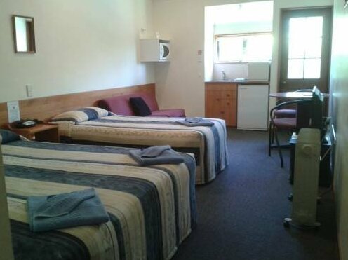 Four Peaks Motel - Photo4
