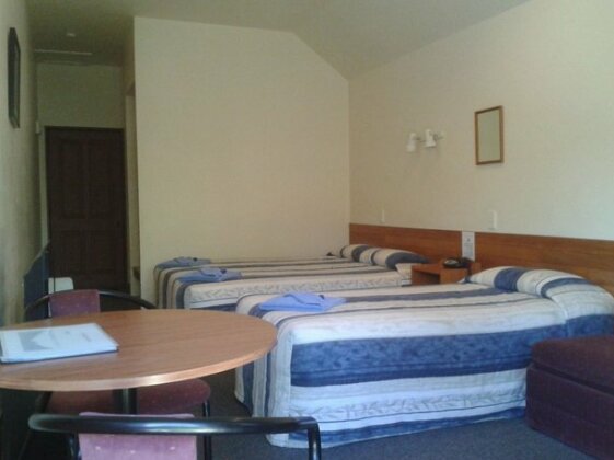Four Peaks Motel - Photo5