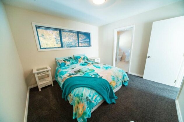 Hiltonview - Photo3