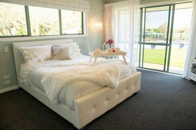 Hiltonview - Photo5