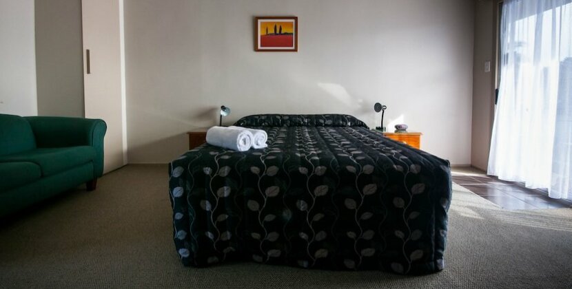 Charles Court Motel - Photo3