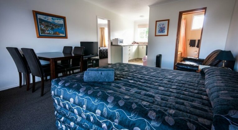 Charles Court Motel - Photo4