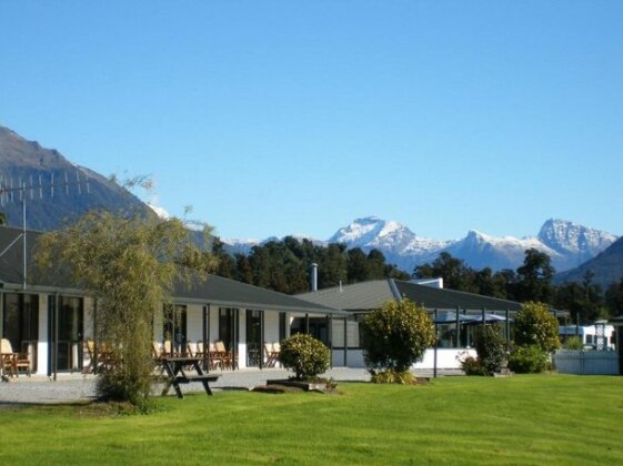 Heritage Park Lodge - Photo2