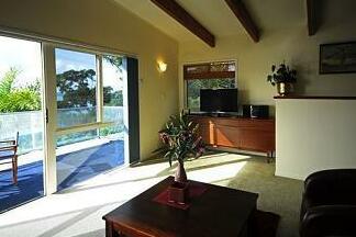 By the Bay Beachfront Apartments - Photo4