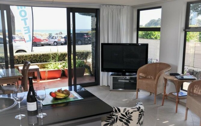 Aqua Beachfront Motel - Photo2