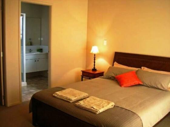 Rotorua House and Apartment - Photo3