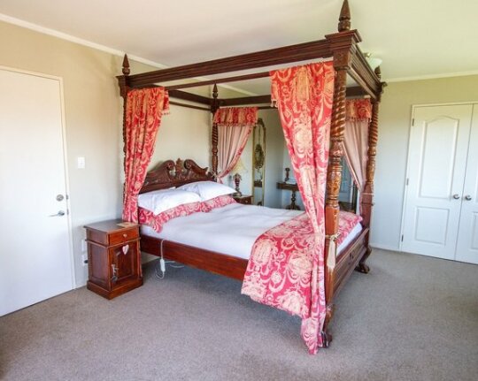 Tudor Manor Bed & Breakfast - Photo3