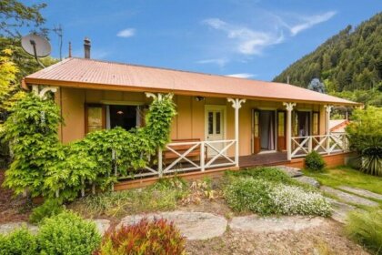 Central Peach - Queenstown Holiday Home