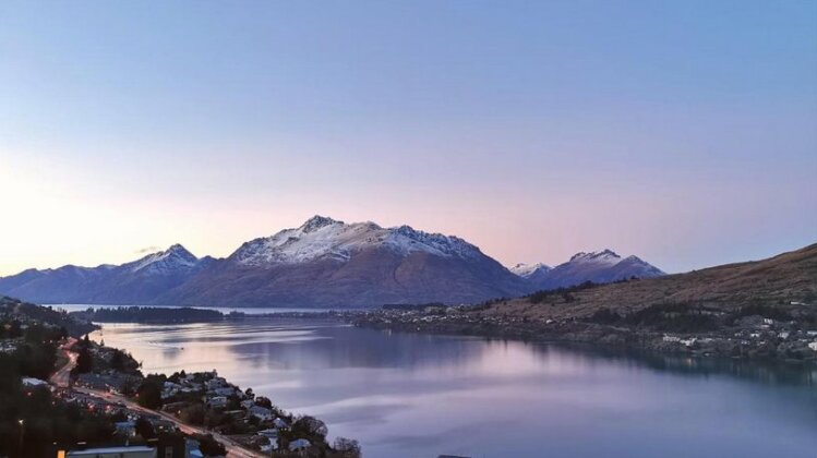 Lake Mountain & Relax - Queenstown Holiday Home - Photo2