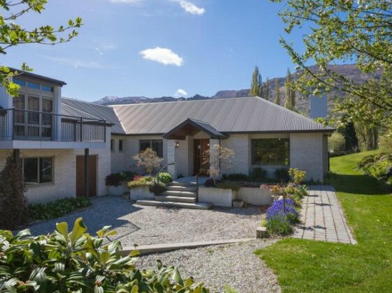 Lakes Retreat - Queenstown Holiday Home