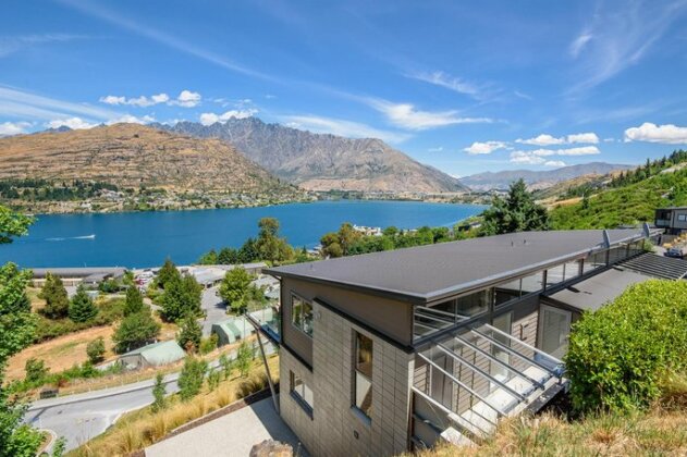 Remarkable Views on Goldrush Way - Queenstown Holiday Home