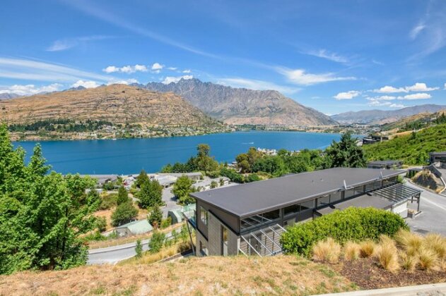 Remarkable Views on Goldrush Way - Queenstown Holiday Home - Photo3