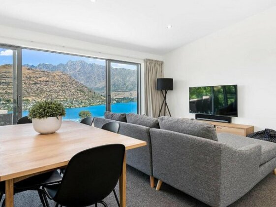Remarkable Views on Goldrush Way - Queenstown Holiday Home - Photo4
