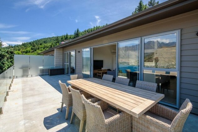 Remarkable Views on Goldrush Way - Queenstown Holiday Home - Photo5