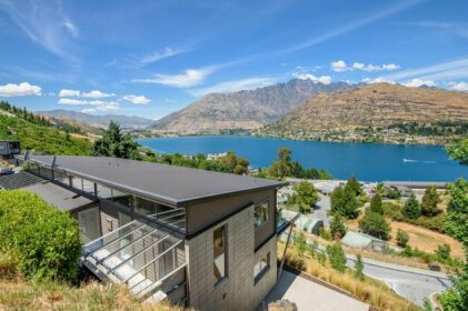 Remarkable Views on Goldrush Way - Queenstown Holiday Home