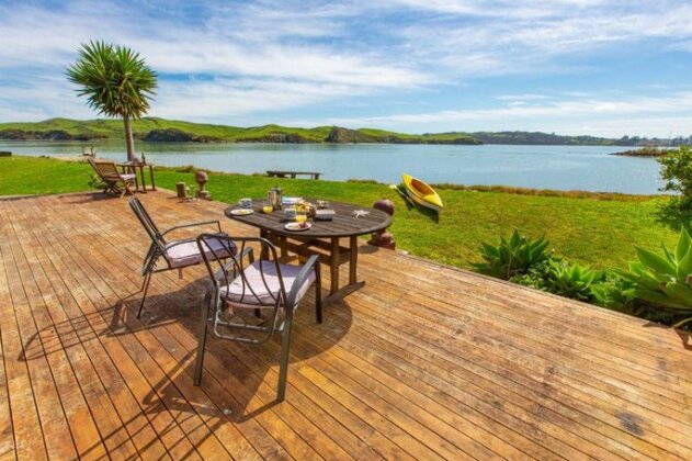 Point of Difference - Waterfront Raglan Holiday Home - Photo3