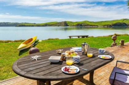 Point of Difference - Waterfront Raglan Holiday Home