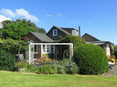 The Farm Cottage - Raglan Holiday Home