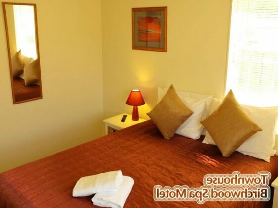 Birchwood Spa Motel - Photo2