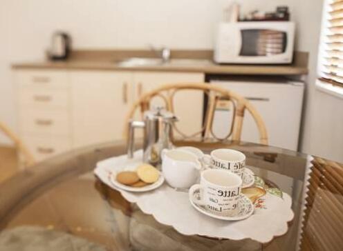 East West Studio Apartments - Photo5